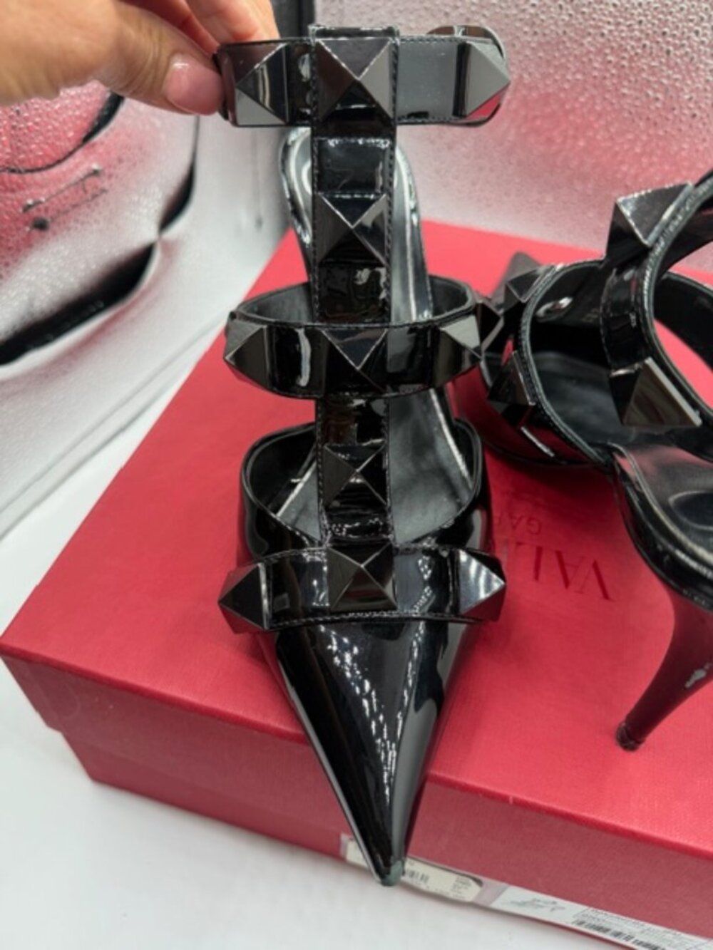 VALENTINO STUD PATENT LEATHER PUMPS - Picture 5 of 14